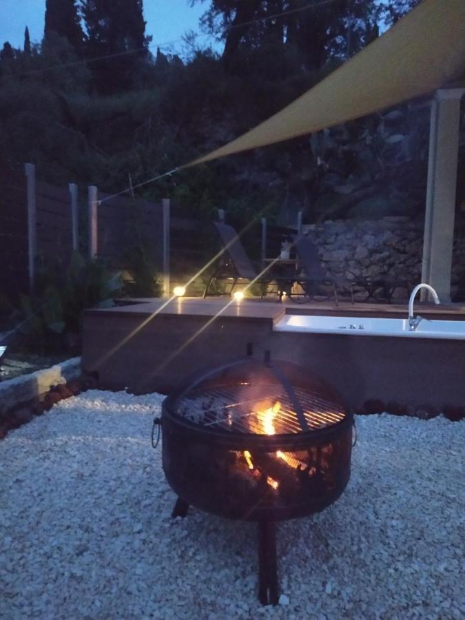 Nikos' Home Gastouri  エクステリア 写真